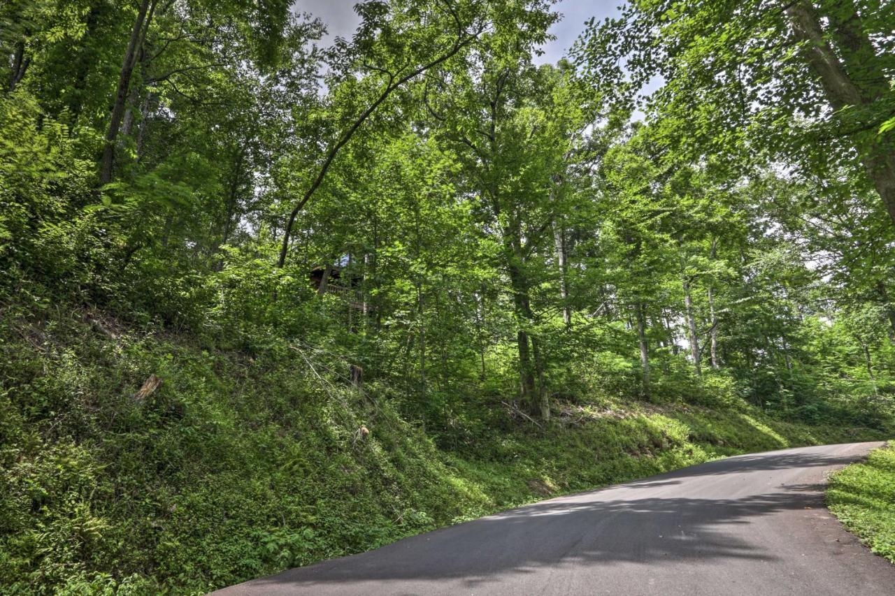Вілла Gatlinburg Mountainside Escape With Deck And Hot Tub! Екстер'єр фото